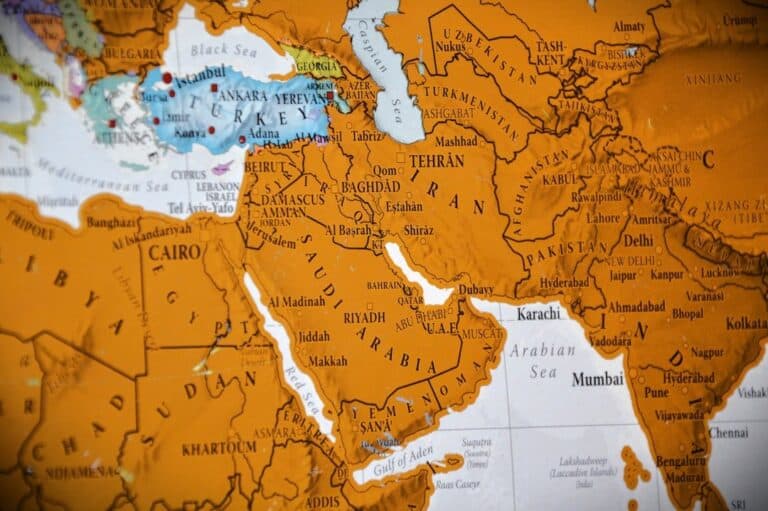 Abdou Bouzerda: de Marokkaans-Nederlandse stem die het Midden-Oosten ontleedt