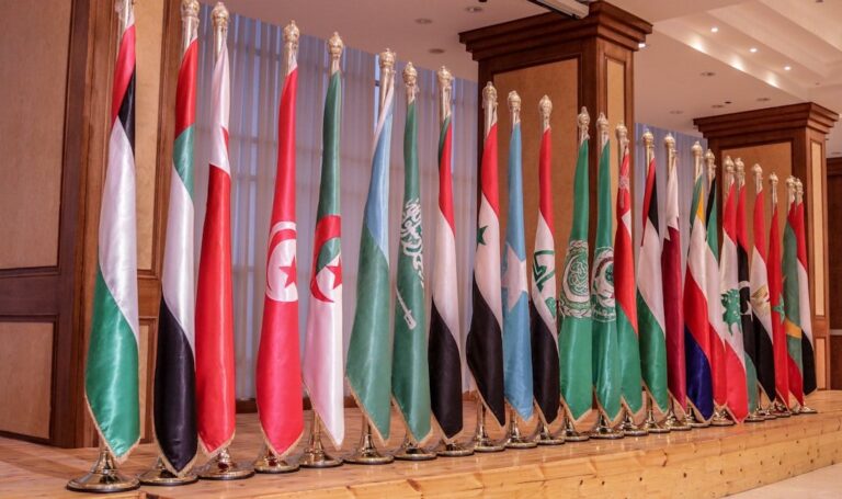 Hormuz zonder Amerika: 35 landen vergaderen terwijl olieprijs explodeert