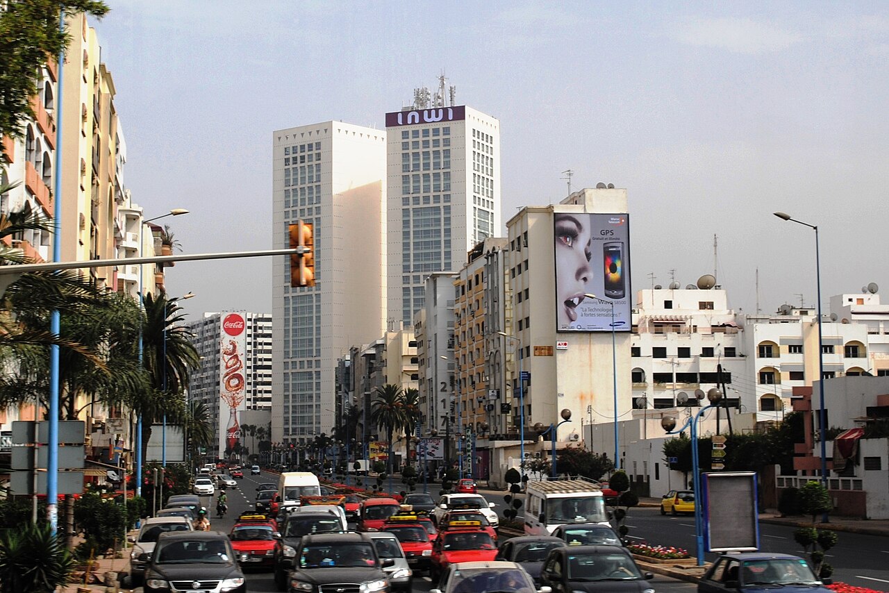 Drukke Boulevard Mohamed Zerktouni in Casablanca met verkeer en kantoortorens