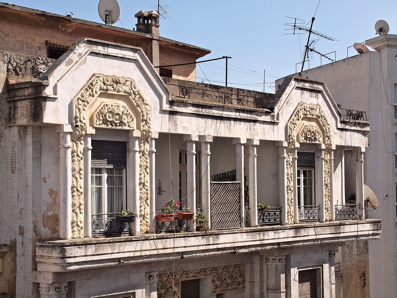 Art-decogevel in het centrum van Casablanca, de wijk van Hôtel Le Doge
