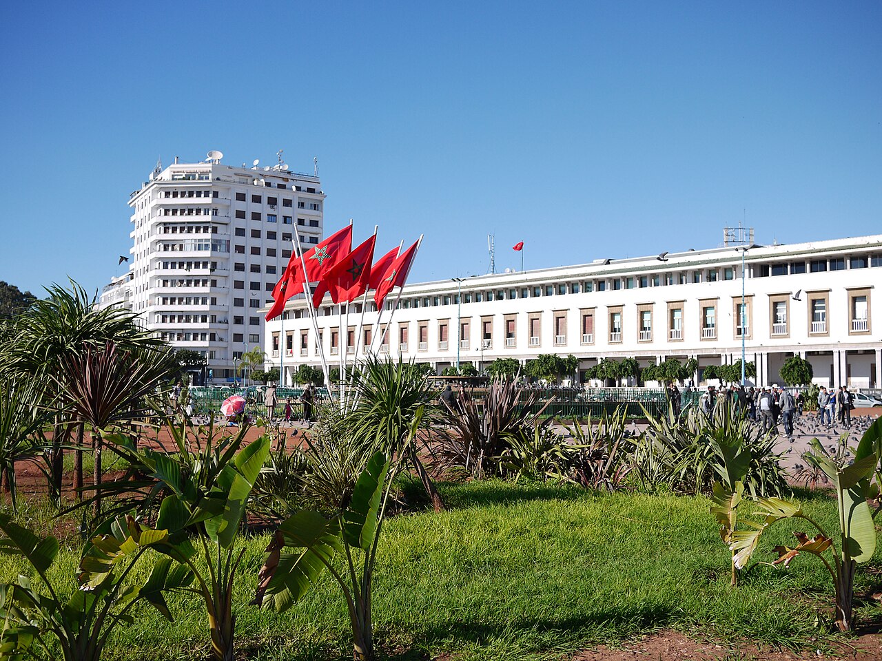 Place Mohammed V in Casablanca met Marokkaanse vlaggen en koloniale overheidsgebouwen