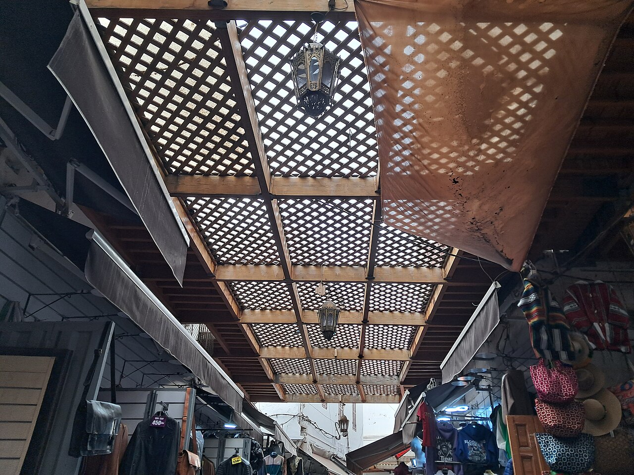 Overdekt steegje met marktkraampjes in de oude medina van Casablanca