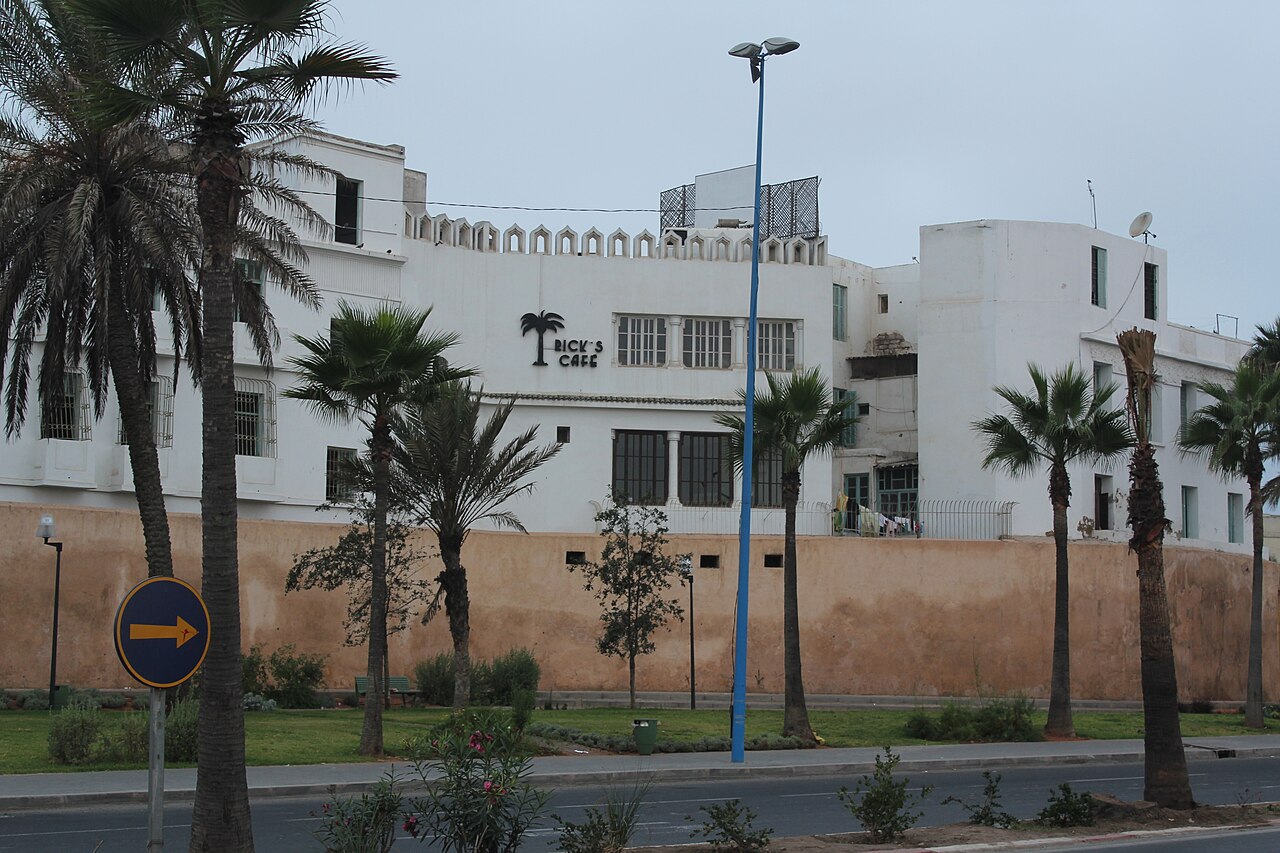Rick's Café in Casablanca achter de ockerkleurige muur van de oude medina