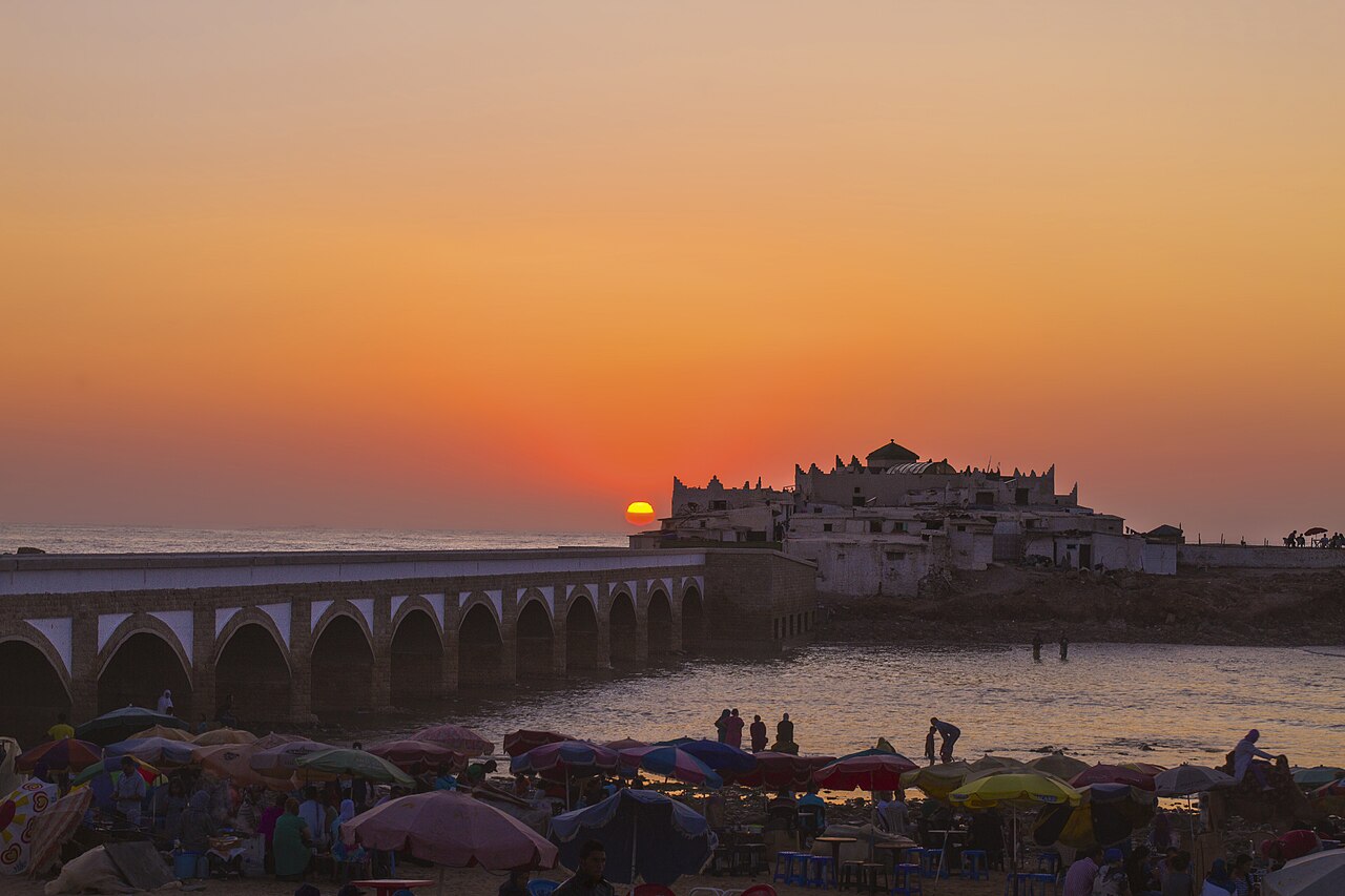 Het witte heiligdom van Sidi Abderrahmane op de rotsen bij Ain Diab bij zonsondergang