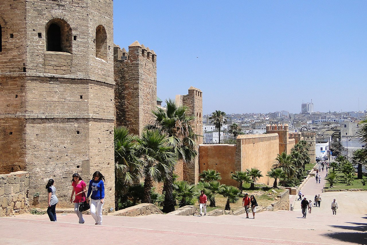 Muren van de Kasbah des Oudayas, een rit vanuit Souissi